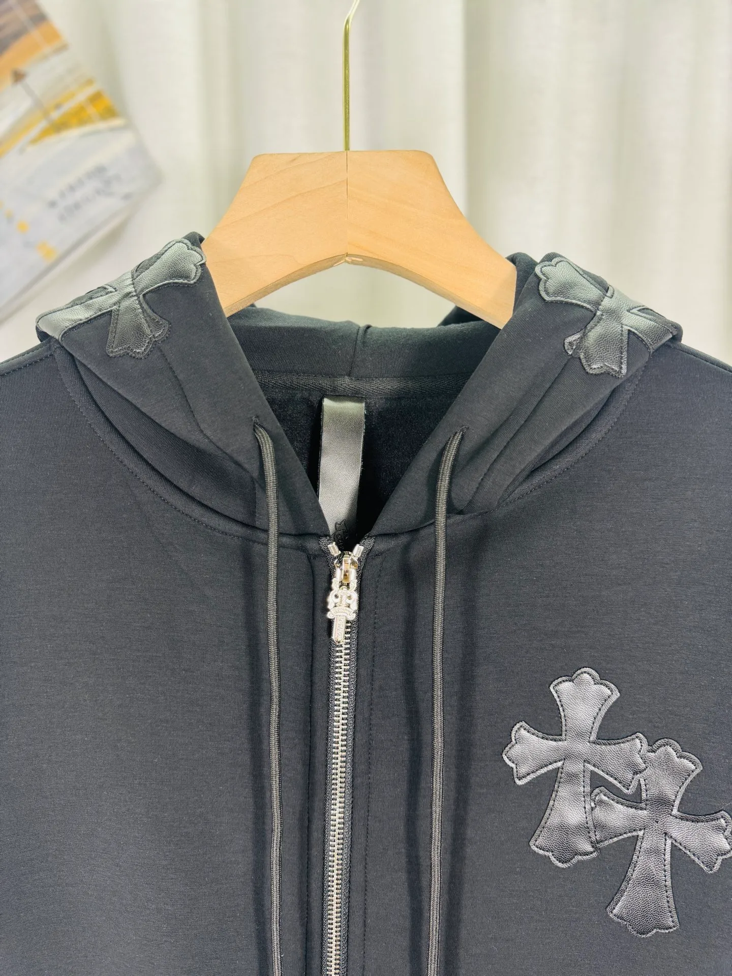 P380 top version, real shot without P, ​​different from market currency) 𝗖𝗵𝗿𝗼𝗺𝗲 𝗛𝗲𝗮𝗿𝘁𝘀/Cro Heart 2025 washed and burned flower patch embroidered autumn and winter new original single counter American patchwork 3D three-dimensional couple casual cardigan plus velvet sweatshirt 👑The highest version! Customized fabric 480g tripe terry fabric! American acid-washed and distressed original fabric, laser burning + patch embroidery, exquisite embroidery of letters! The best-selling model in the counter, very comfortable to wear. Accessories: original molded and authenticated collar label➕100% silk wash label. Genuine purchase-grade original hangtag➕matching hanging rope➕3D hanging beads➕original packaging bag. Craftsmanship: The original version has consistent wiring! The highest version of the armhole matching technique! Color: Black Size: S M L XL Style No.: 609